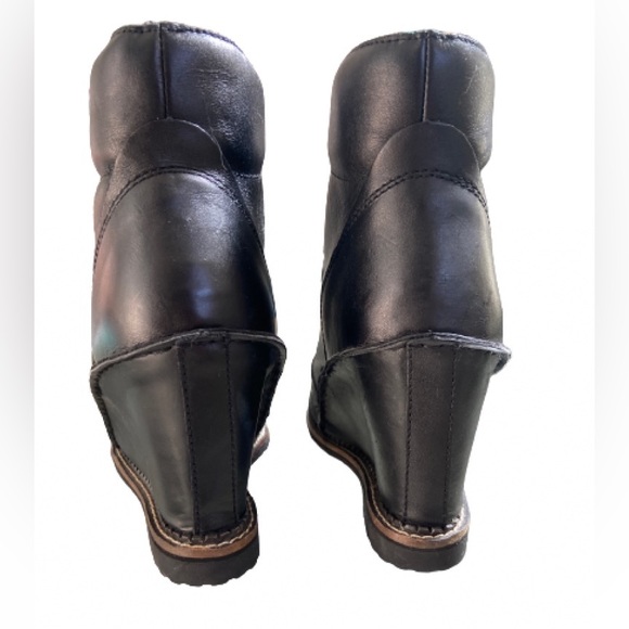 holiday sale at $29 🔥 Skechers black boots 🥾 only used them once - Picture 4 of 4